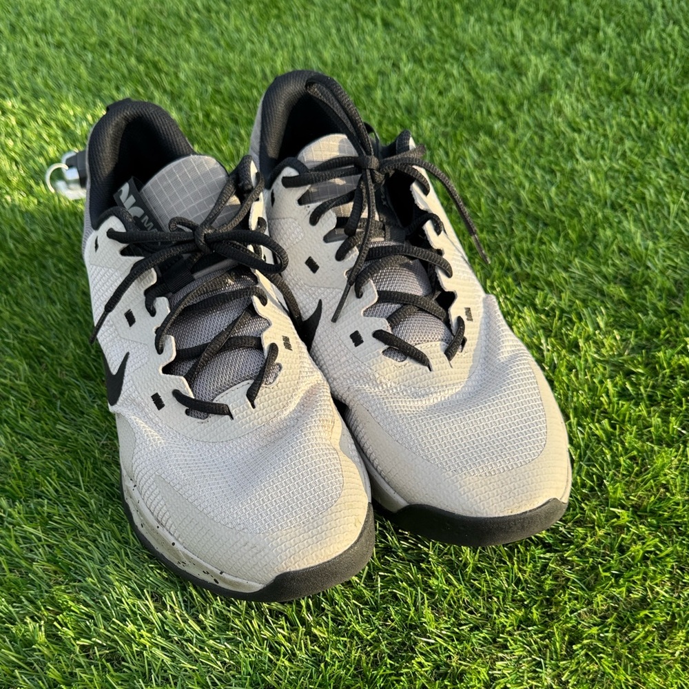 Nike Men's Light Gray and Black Athletic Trainers